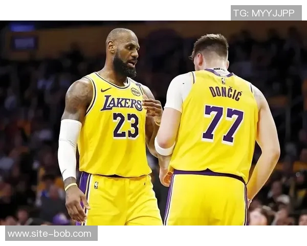 詹姆斯助力八村频频攻筐展现默契配合引发球迷热议