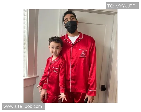 亲子装亮相塔图姆分享圣诞节与萌娃Duece的温馨时刻